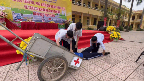 Dien tap cap cuu benh nhan, nhom nam sinh khien dan mang cuoi ngat-Hinh-2