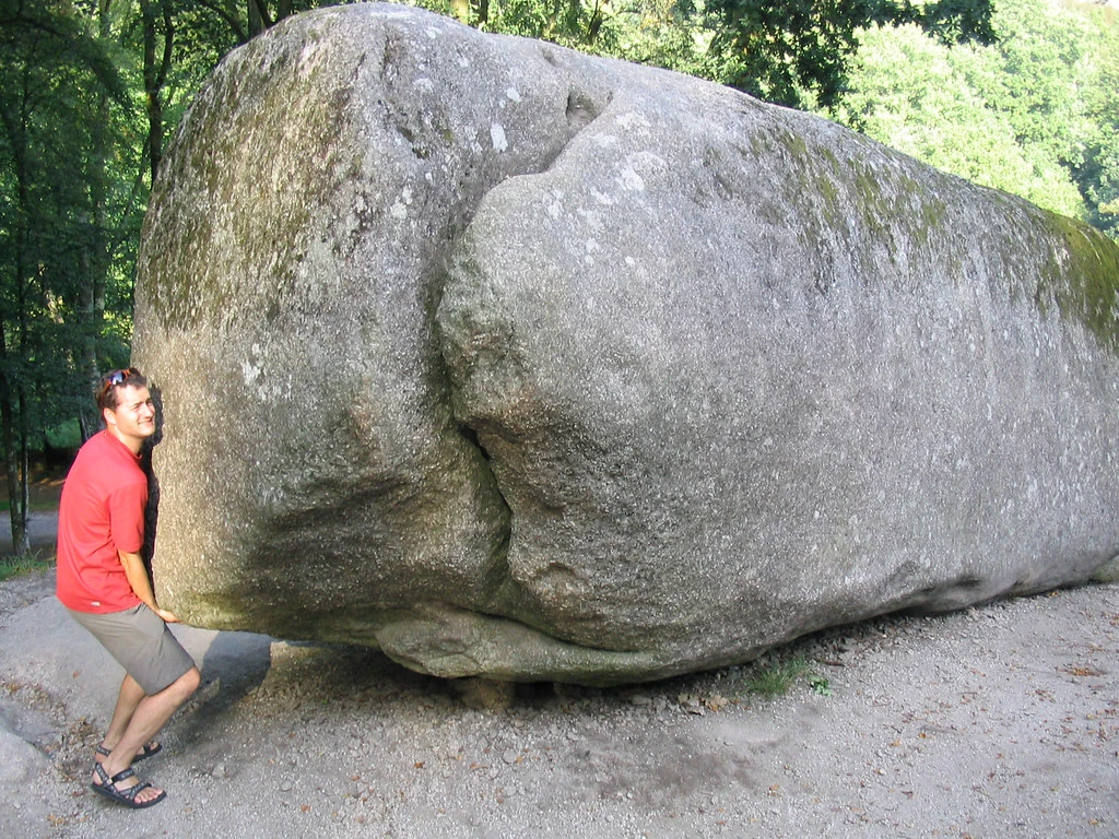 Bí ẩn hòn đá nặng 137 tấn, ai chạm vào cũng thành "siêu nhân"