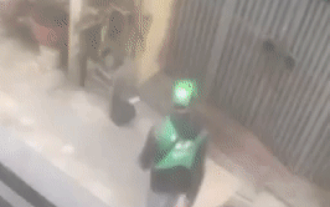 Bực bội không thấy khách xuống nhận hàng, nam shipper làm điều phản cảm Buc boi khong thay khach xuong nhan hang, nam shipper lam dieu phan cam