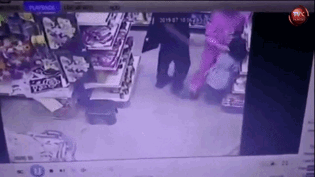 Video: bé gái 2 lần bị kẻ biến thái sàm sỡ trong siêu thị