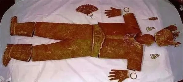 Lăng mộ cổ bị trộm 4 lần, lạ đời một báu vật vẫn "bình an"