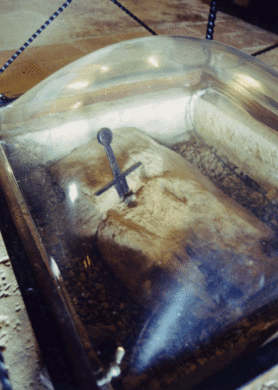 Một thời gian sau, Galgano Guidotti được mẹ thuyết phục rời khỏi hang động để gặp hôn thê trước đây. Trên đường tới nhà hôn thê, ông bị ngựa hất xuống mặt đất khi đi qua ngọn đồi Montesiepi, gần Chiusdino.