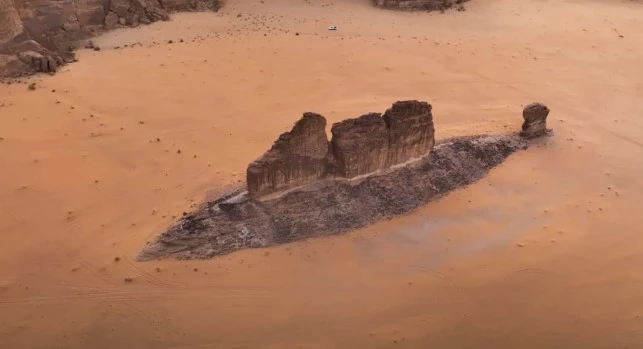 Giải mã "con cá đá" khổng lồ bất ngờ trồi lên giữa sa mạc