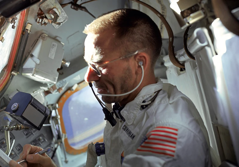 Vì sao phi hành gia không dùng bút chì ngoài vũ trụ? 