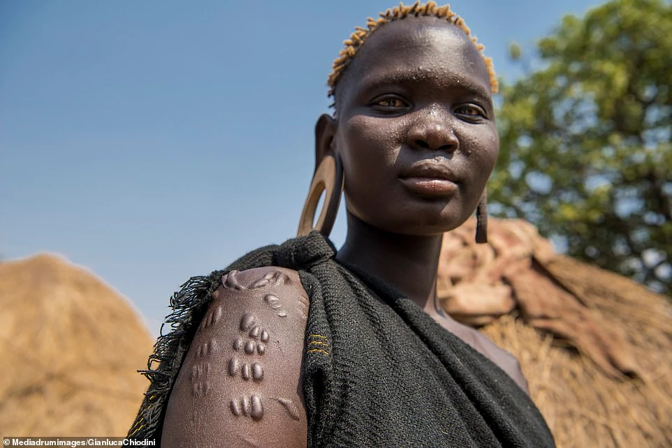 Hãi hùng bộ tộc coi vết sẹo trên người là sức mạnh vô song