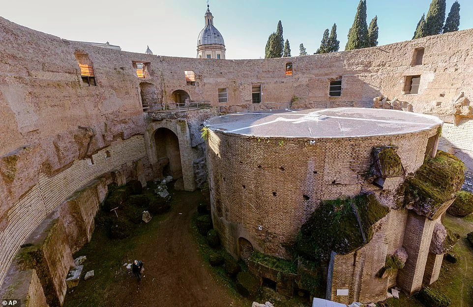 Cận cảnh bên trong lăng mộ hoàng đế đầu tiên của đế chế La Mã