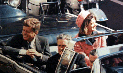 Tổng thống John F. Kennedy là ông chủ Nhà Trắng thứ tư của Mỹ bị ám sát (sau Tổng thống Lincoln, Garfield và McKinley). Tuy nhiên, Tổng thống Kennedy lại là Tổng thống Mỹ đầu tiên bị ám sát kể từ khi Mật vụ Mỹ (Secret Service) được thành lập.