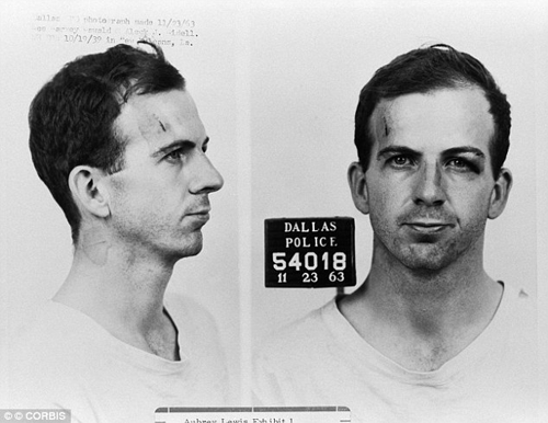 Lee Harvey Oswald chính là hung thủ thực hiện vụ ám sát Tổng thống Kennedy. Y bị bắt 45 phút sau khi vụ ám sát xảy ra. Tuy nhiên, khi ấy, Oswald không phải vì lý do ám sát tổng thống, mà bởi hành vi bắn chết viên cảnh sát giao thông địa phương tên Tippit.