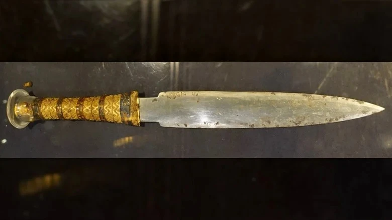 Vũ khí làm từ vật liệu ngoài hành tinh, ngàn năm vẫn bén