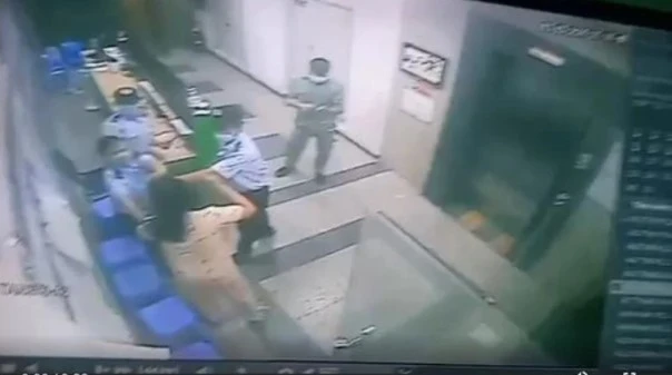 Video: Bị nhắc nhở đeo khẩu trang, 1 phụ nữ hành hung bảo vệ ở TP HCM