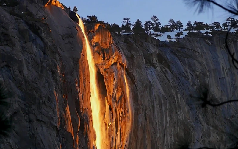 Độc đáo hiện tượng “thác lửa” cực hiếm gặp ở Mỹ