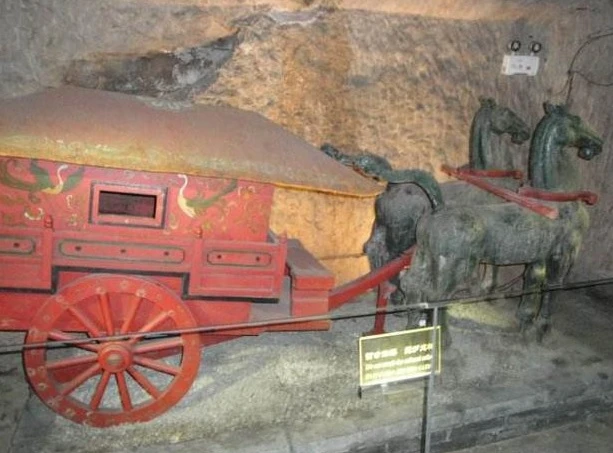 Mở mộ hoàng đế nước Sở, chuyên gia sửng sốt thấy dòng chữ lạ