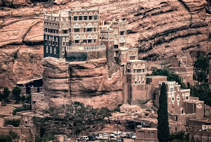 "Độc - lạ" cung điện 100 năm tuổi xây trên cột đá thẳng đứng 