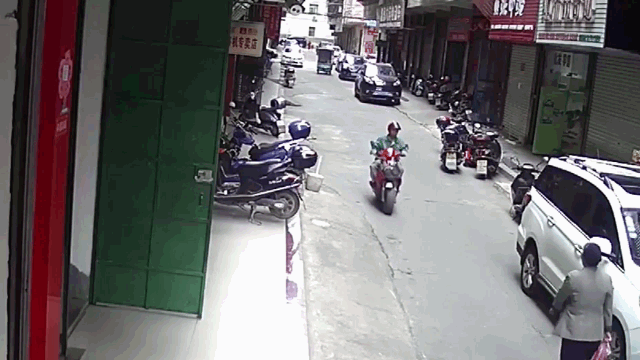 Video: Mũ bảo hiểm cứu mạng người đàn ông