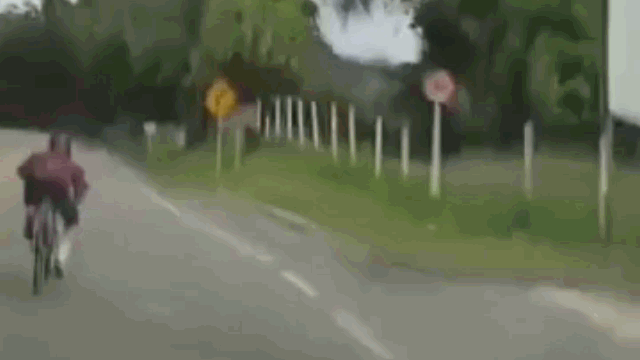 Video: Cố tình vượt ẩu, Porsche 911 đâm bay người đi xe đạp