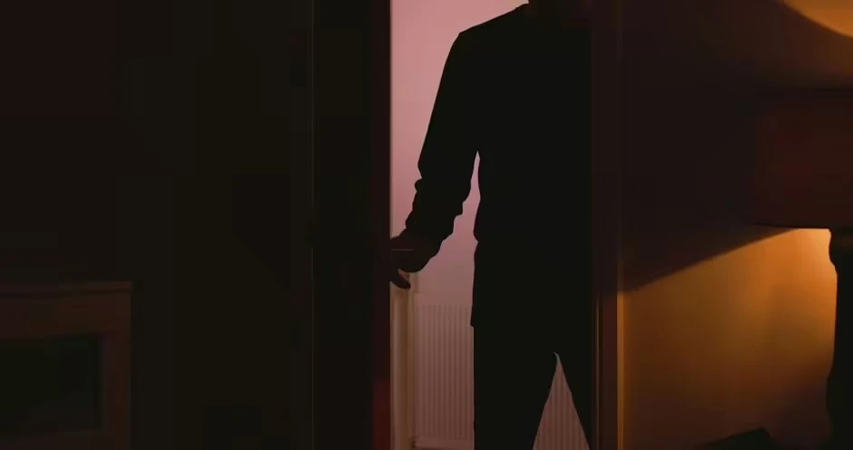 Vô tình tìm thấy đường hầm bí mật, chủ nhà nhận 'bão' cảnh báo