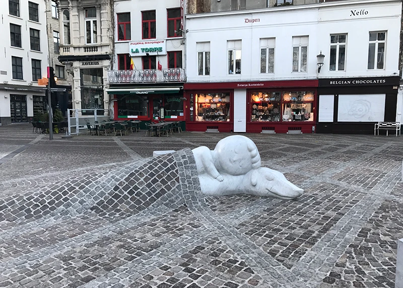 Xúc động rơi nước mắt câu chuyện bức tượng ở nhà thờ Bỉ