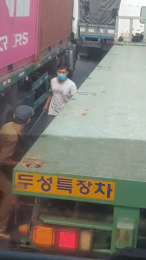 Hai tài xế đuổi chém nhau ngay trên đường khiến nhiều người khiếp hãi Hai tai xe duoi chem nhau ngay tren duong khien nhieu nguoi khiep hai