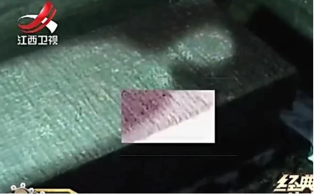 Mở mộ cổ, giật mình thấy hình người màu trắng trên nắp quan tài