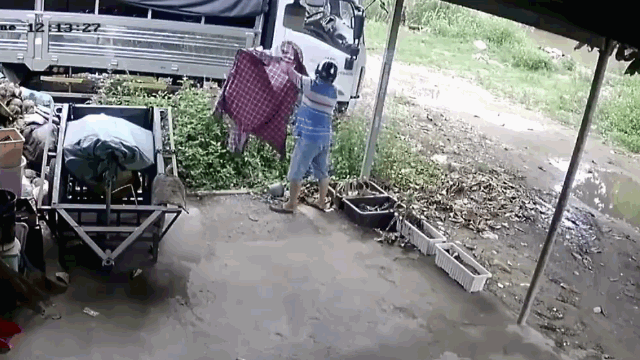 Video: Màn trộm áo mưa khiến chủ nhà cũng phải xót ruột 