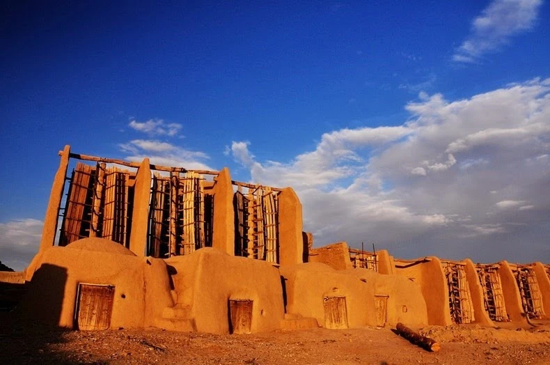 Đế chế Ba Tư phát minh ra cối xay gió làm gì?