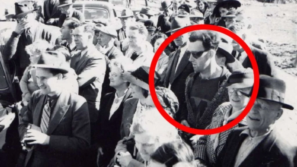 Bí ẩn hóc búa bức ảnh chụp người đàn ông "đến từ tương lai"