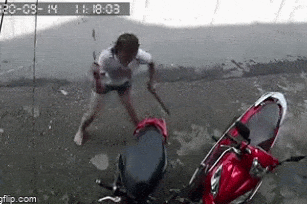 Hàng xóm cầm 2 con dao chém liên tiếp vào xe máy mình