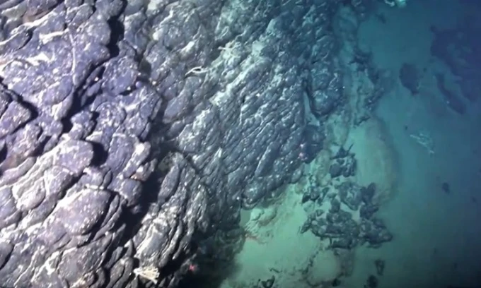 Bí ẩn hòn đảo nằm dưới đáy Đại Tây Dương chứa đầy 'báu vật'