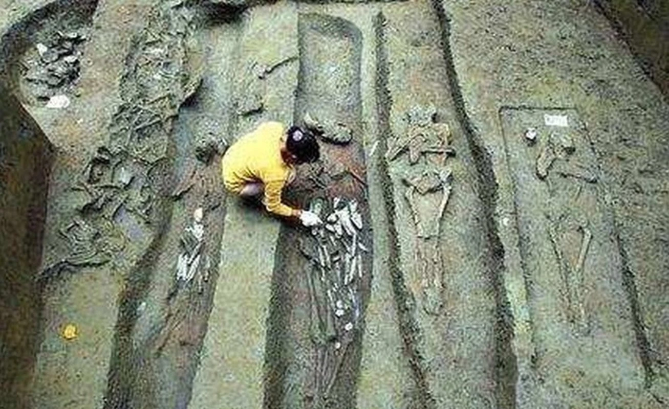 Khai quật mộ cổ, rùng mình 7 hài cốt đỏ như máu