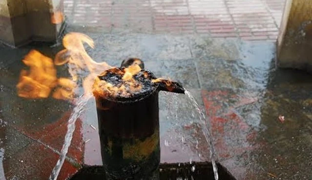 Kỳ bí dòng suối “thần” có thể bốc cháy trong phút chốc 