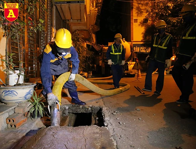 Cháy công ty Rạng Đông: Trắng đêm hút bùn dưới cống để tẩy độc