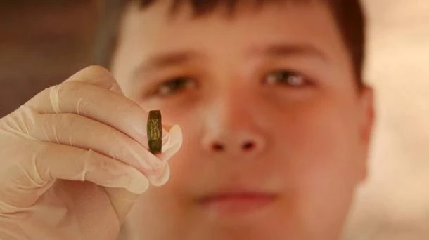 Đi bộ cùng bố, bé trai 13 tuổi phát hiện nhẫn cổ 1.800 tuổi