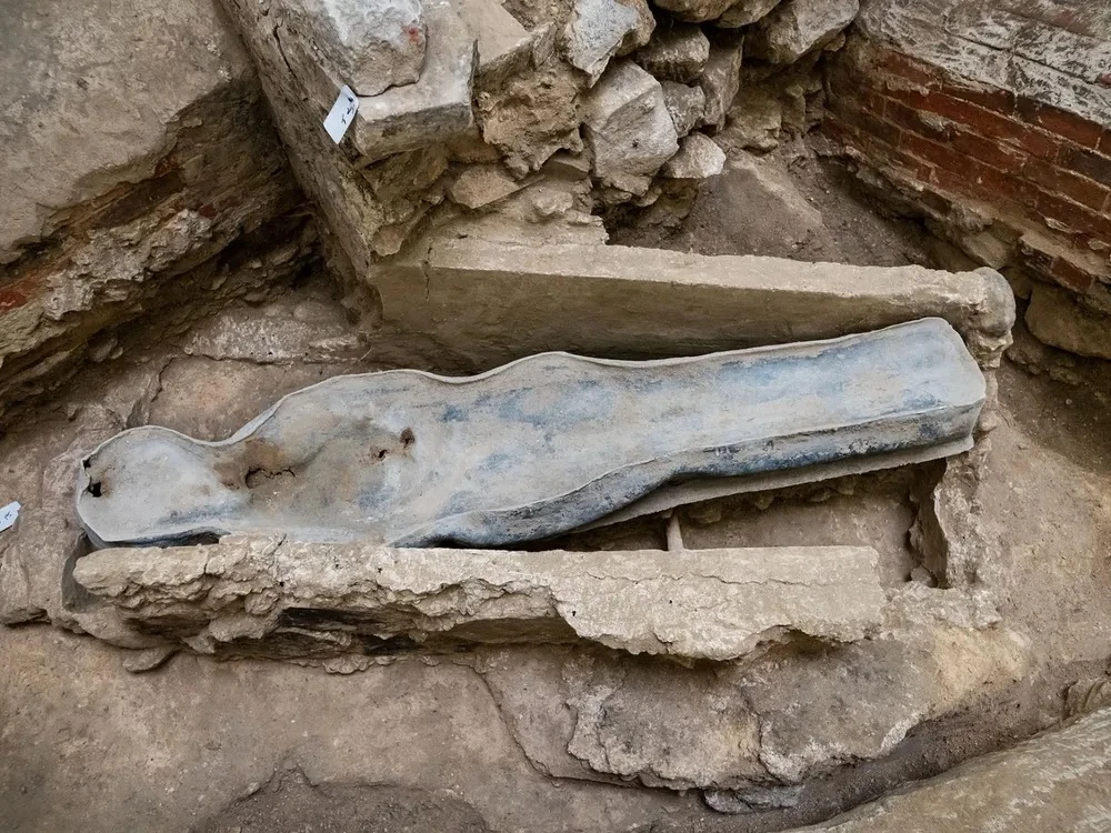 Danh tính chủ nhân quan tài chì chôn ở nhà thờ Đức Bà Paris