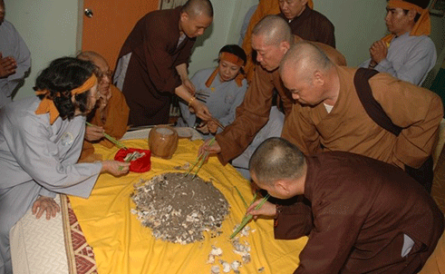 Xá lợi được miêu tả là những hạt nhỏ, có dạng viên tròn. Chúng nhìn khá giống ngọc trai hoặc pha lê.