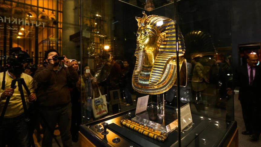 Chi tiết kỳ quái trên mặt nạ vàng Tutankhamun khiến chuyên gia “rối não”
