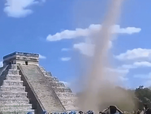 Trong một số video, một số người đã la hét, vội vã chạy tới nơi an toàn khi nhìn thấy cơn lốc hình thành ở phần chân của kim tự tháp El Castillo rồi di chuyển dọc theo sườn của công trình cổ kính này.