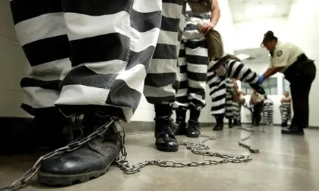 Bí mật ít biết về trang phục phổ biến nhất của tù nhân