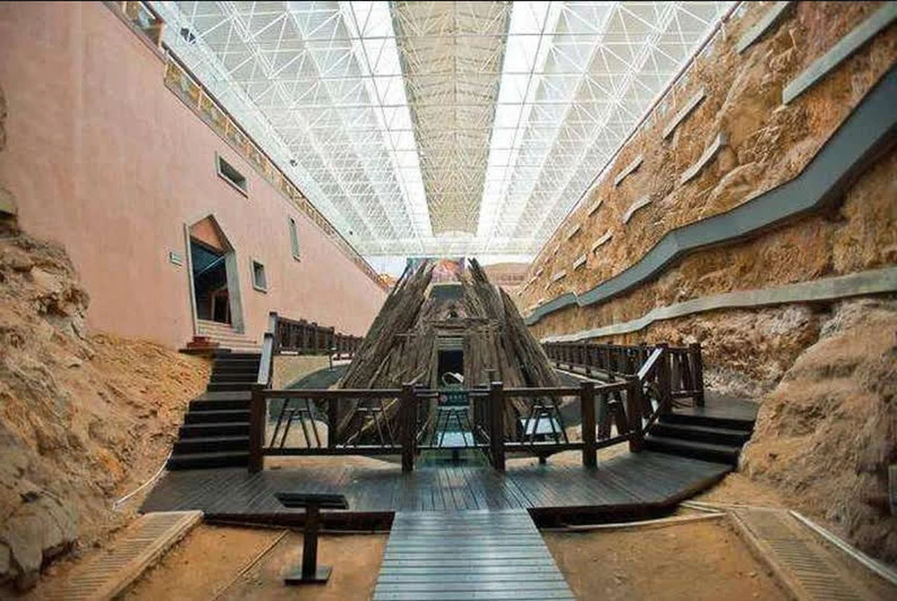 Khai quật mộ cổ ngàn năm tuổi, tái mặt thấy thứ bên trong