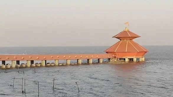 Độc đáo ngôi đền cổ trên biển mỗi ngày “lúc chìm lúc nổi” 