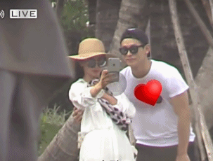 Mối quan hệ của cặp đôi bị lộ khi Hứa Văn Nam đến thăm Lý Băng Băng trong thời gian cô quay phim ở Tam Á. Tại đây, họ đã bị cánh săn ảnh ghi lại nhiều khoảnh khắc tình tứ. Sau khi hình ảnh thân mật bị đăng tải khắp mặt báo, người đẹp công khai hẹn hò với bạn trai kém 16 tuổi.