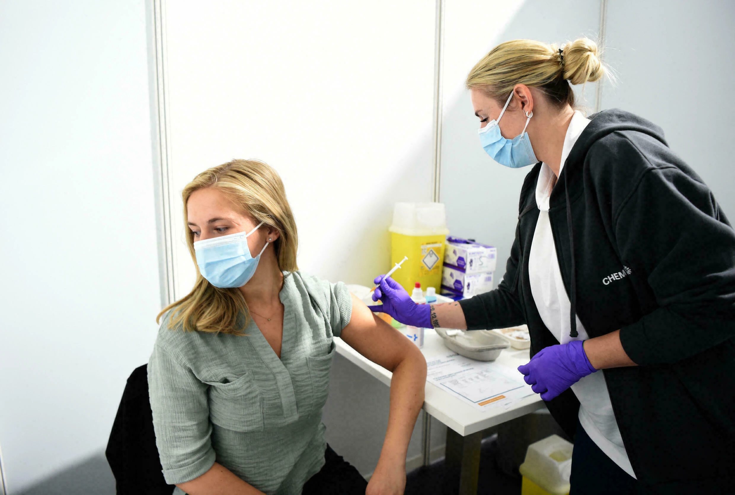 COVID-19: Tiêm vắc xin liều 3, vì sao CDC châu Âu khuyên không cần thiết?