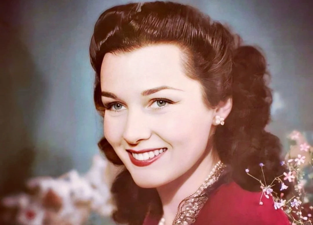 Bất ngờ lý do hoàng hậu tuyệt sắc Iran bị gia đình chồng “ghẻ lạnh"