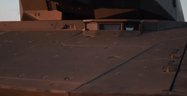 Tháp pháo được lắp đặt 2 hệ thống kính ngắm quang điện điện tử (EO), tích hợp với thiết bị đo xa laser, hệ thống điều khiển hỏa lực (FCS) của xe.