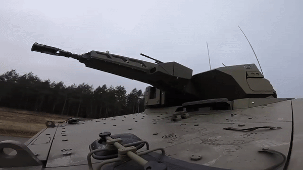 Ngoài hình dáng góc cạnh để tán xạ tín hiệu truy tìm từ đối phương, thì nguồn nhiệt phát ra từ động cơ xe cũng được triệt tiêu tối đa nhằm tránh thiết bị dò hồng ngoại.