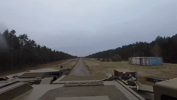 Xe được thiết kế với ngoại hình góc cạnh cùng nhiều tính năng nhằm tránh tối đa việc bị phát hiện dễ dàng trên chiến trường.