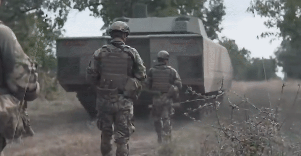 Hệ thống máy tính điều khiển pháo, súng máy bắn chính xác gần như tuyệt đối, tốc độ 200 phát/phút.