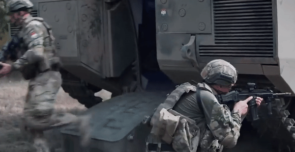 Xe được trang bị tổ hợp tên lửa tên lửa chống tăng có điều khiển (ATGM).