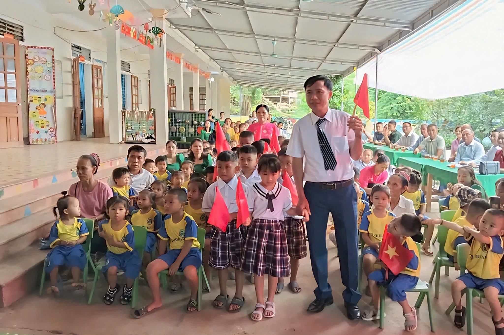 Học sinh vùng lũ Nghệ An hân hoan khai giảng năm học mới