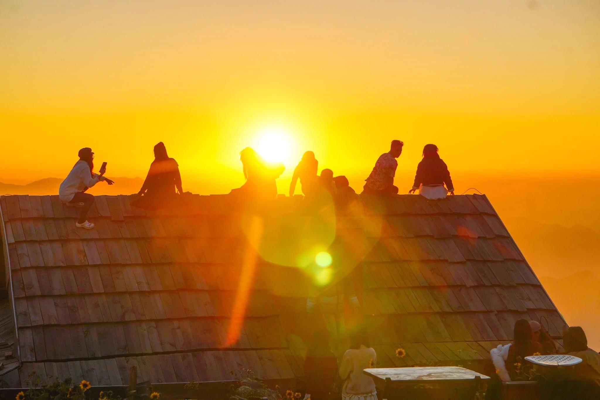 Tà Xùa mê hoặc du khách với mái nhà gỗ giữa biển mây Tây Bắc