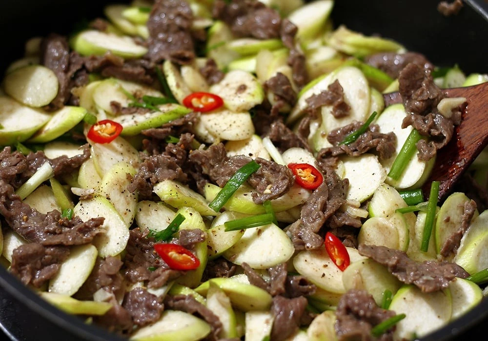 Mùa niễng về, đem xào thịt bò nóng hổi ăn là mê